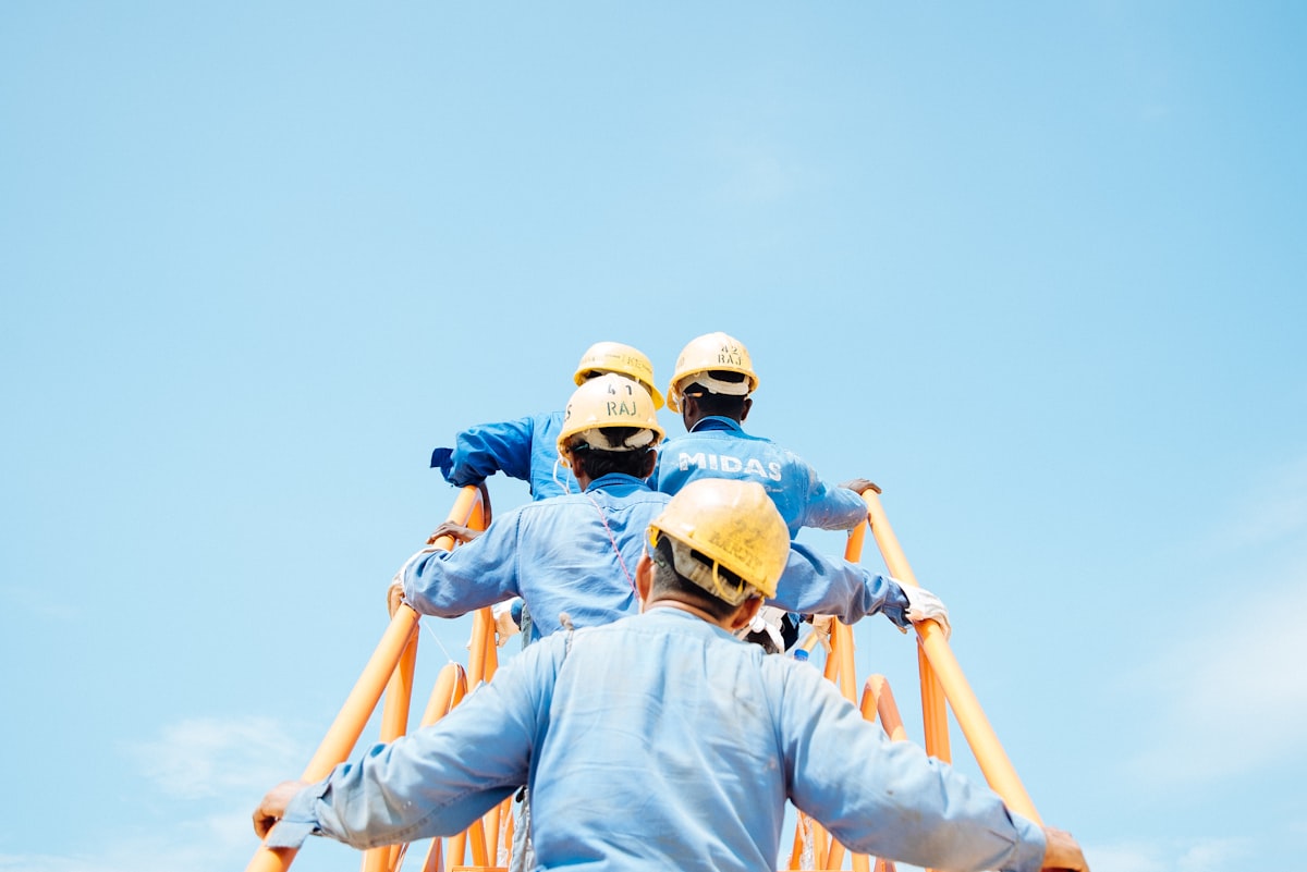 Groupe de managers de transition en formation, échange entre professionnels de l'industrie
